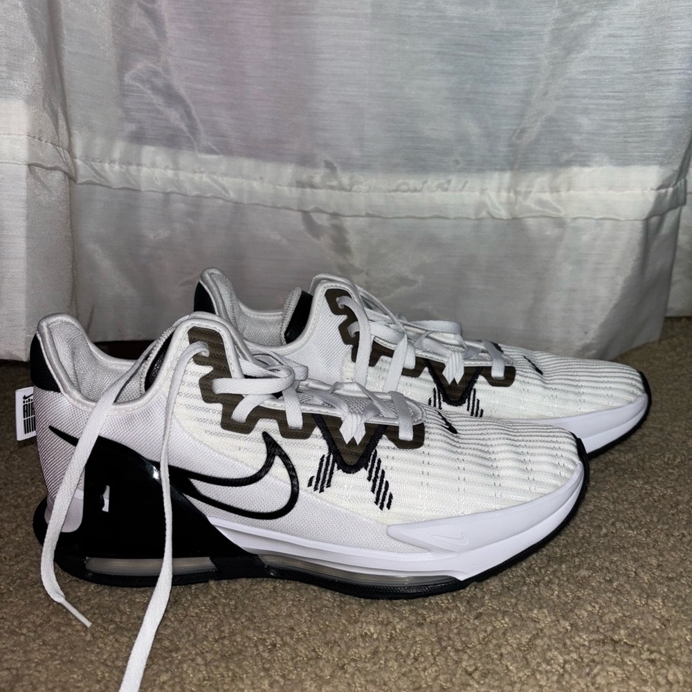 Nike Men's White and Black Athletic Shoes